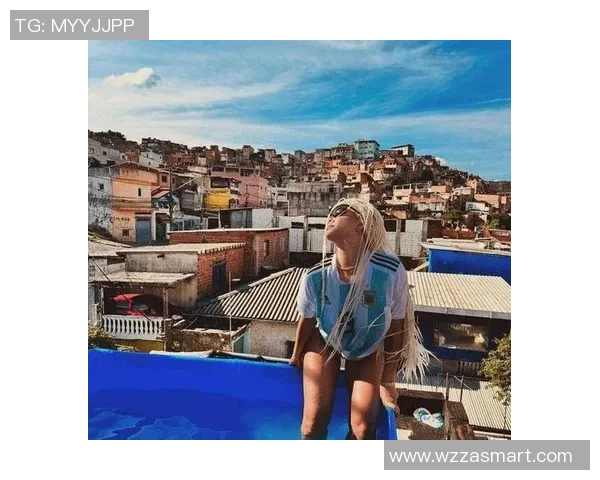 足球明星翘臀视频引发热议网友热评不断引领时尚潮流的运动魅力