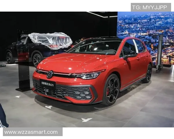 足球明星驾驭大众高尔夫展现非凡魅力与运动精神